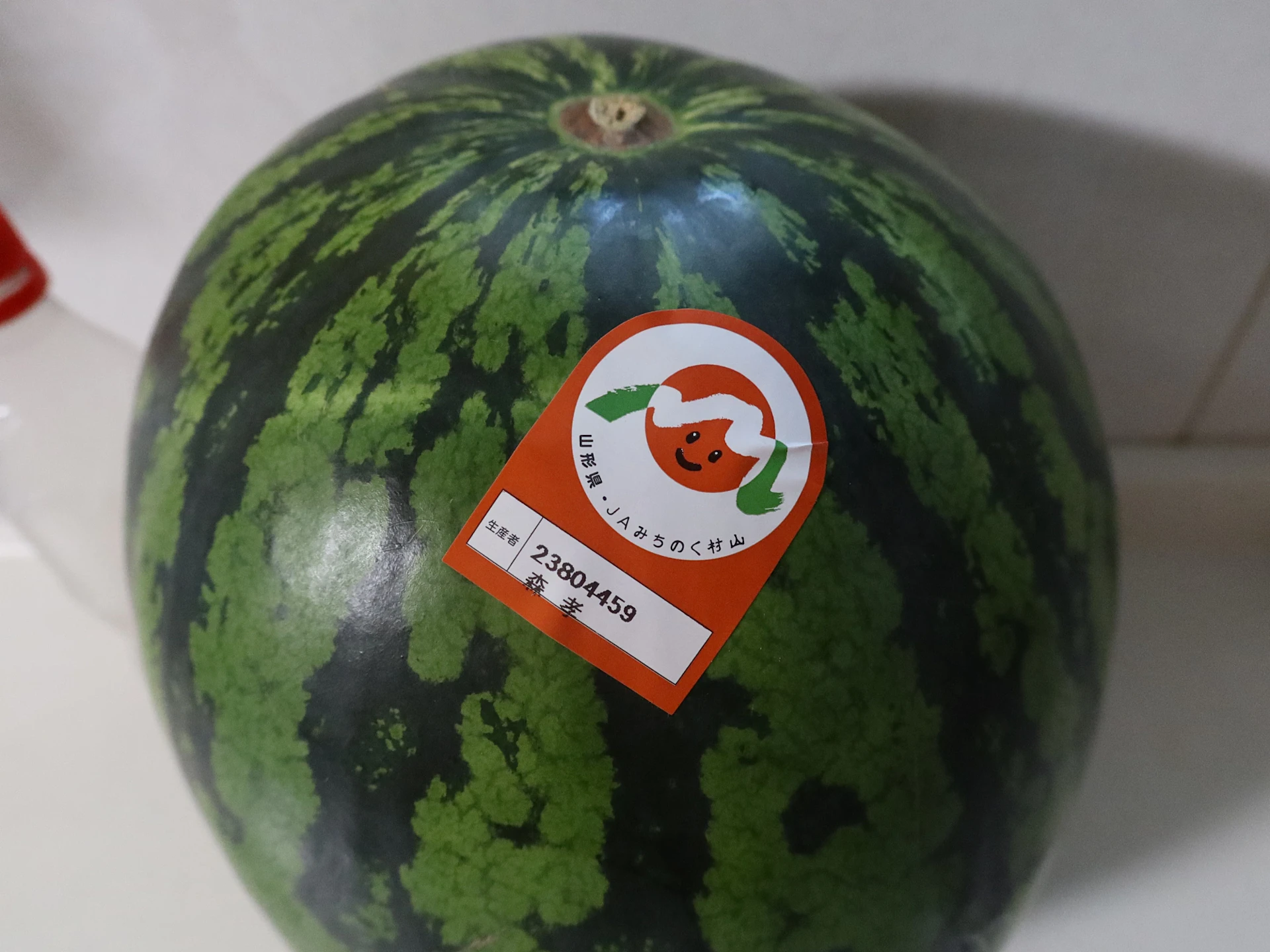 冷蔵庫を開けるとすぐにスイカが食べられる幸せ