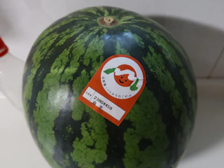 冷蔵庫を開けるとすぐにスイカが食べられる幸せ