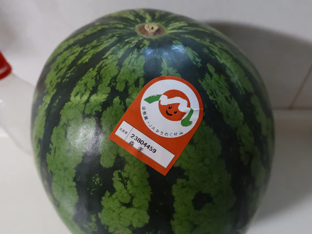 冷蔵庫を開けるとすぐにスイカが食べられる幸せ